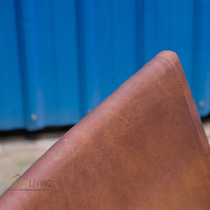 Espace extérieur avec la chaise Culver Accent, un chef-d'œuvre de l'ameublement en teck naturel, finition luxueuse et élégance durable. - Product Image 3