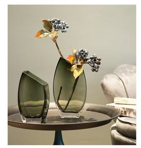 Jarrón de Vidrio Transparente Geométrico Cuadrado Creativo con Abertura Inclinada - Product Image 3