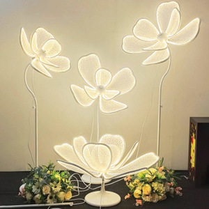Décoration d'événements intérieure et extérieure : Grande fleur LED géante alimentée par courant alternatif pour allée de mariage et éclairage de chemin - Product Image 1
