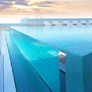 สระว่ายน้ำอะคริลิกแบบพกพาเหนือพื้นดิน ทำจากไฟเบอร์กลาส สระว่ายน้ำหรูหราแบบกำหนดเองพร้อมผนังคริสตัล บริการ OEM - Product Image 3