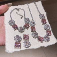 Fleur Grappe Princesse Rose Rose Sucre Cube Zircon Plaqué Or En Laiton Anneau Boucles D'oreilles Collier Ensemble Lumière De Luxe Haut De Gamme Bijoux