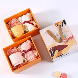 Geburtstagsgeschenkset für Damen Werbe-Kartons Innovation schönes Keramikbecherhandtuch Hochzeitsgeschenk für Gäste Souvenirartikel