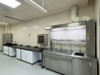 Table de travail robuste en acier inoxydable pour laboratoire chimique – Prix imbattable