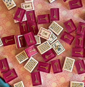 Jeu de Mahjong Américain Art Déco à 2 couches, tuiles bordeaux, dos doré, plume de paon, étoile bleue, luxe vintage, en acrylique - Product Image 6