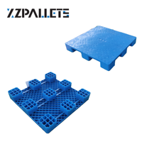 Palette en plastique 800x800mm Neuve ou d'occasion, à 4 entrées, pour présentation industrielle au sol, à vendre