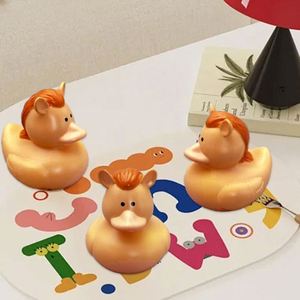 Mini canard jaune de la série Pony, jouet créatif en vinyle à presser pour la baignade et les jeux aquatiques à la plage, vente directe usine - Product Image 1