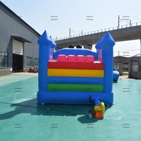 Château gonflable avec toboggan et zone de saut
