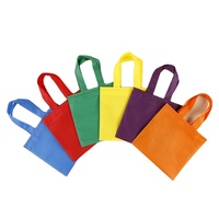 Sac fourre-tout avec logo personnalisé pour les achats en plein air recyclé couleur non tissé avec poignée couleur unie taille personnalisée écologique