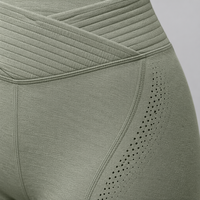 Ensemble 2 pièces de sport matelassé côtelé : Soutien-gorge de sport à col montant et dos croisé & Short cycliste taille en V croisé – Compression pour la gym et le yoga