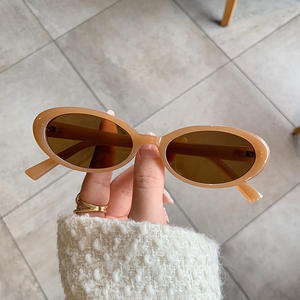 Gafas de sol Qianai con montura pequeña y ovalada UV400 PC Unisex Tipo 3 Lentes de sol verdes B5-3549 - Product Image 4