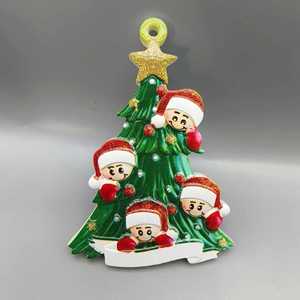 Cadeau personnalisé en résine fait main avec nom et année pour famille de 4 à 8 personnes pour Noël 2025 - Product Image 4
