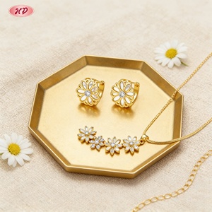 ชุดเครื่องประดับแฟชั่น Hengdian Jewelry ลายดอกเดซี่หลายดอก ประดับเพชรซิคอนเกรด AAA ชุบทองเหลือง 18K ขายส่งสำหรับผู้หญิง ใส่ได้ทุกวันและงานปาร์ตี้ - Product Image 3