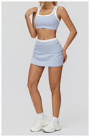 Ensemble de sport respirant 2 pièces pour femme : soutien-gorge de sport contrastant et jupe plissée de tennis avec short intégré