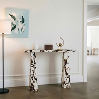 Table console en marbre Calacatta Viola à pieds trapézoïdaux haut de gamme, idéale pour la décoration de maisons de luxe et les entrées d'hôtels de prestige