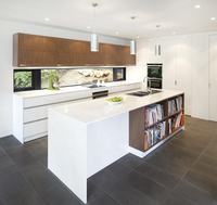 Meubles de cuisine modernes sur mesure en blanc brillant de Vermont, sans poignées, ouverture par pression, fermeture douce, tiroirs intégrés