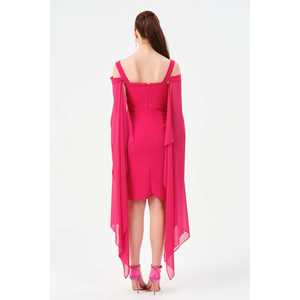 Elegante Vestido de Noche de Gasa con Hombros Descubiertos, Capa Transparente Asimétrica, Cintura Imperio y Silueta Ajustada en Rosa - Product Image 2