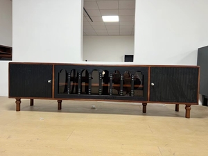 Mueble de TV de Gran Capacidad para Sala de Estar, Soporte de TV de Madera Sólida, Centro de Entretenimiento Retro de Mediados de Siglo, Gabinete con Puertas de Panel Elevado - Product Image 3