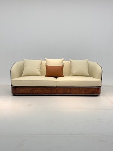 Divano Chesterfield di Lusso Italiano a Tre Posti per Soggiorno, Design Minimalista in Impiallacciatura di Legno, Vera Pelle, Arredamento per Hotel - Product Image 5