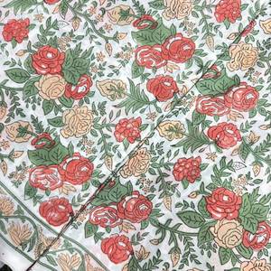 Tela de Algodón con Estampado Artesanal - Blanco Hueso con Motivo de Jardín de Rosas Rosa Coral y Amarillo, Blanco Hueso, Rosa Coral y Rosa Melocotón - Product Image 2