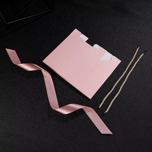 ถุงกระดาษของขวัญงานศิลปะสำหรับ<span class=keywords><strong>บ</strong></span>รรจุภัณฑ์เสื้อผ้า รองเท้า ถุงเท้า แบ<span class=keywords><strong>บ</strong></span>รีไซเคิล พิมพ์โลโก้<span class=keywords><strong>ต</strong></span>ามสั่ง ดีไซน์หรูหรา พร้อมหูหิ้วริบ<span class=keywords><strong>บ</strong></span>ิ้น ขายส่ง - Product Image 4