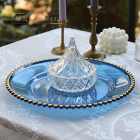 Assiette de présentation décorative en plastique bleu à bord perlé, avec bordure or, argent et perles, pour réceptions de mariage et banquets