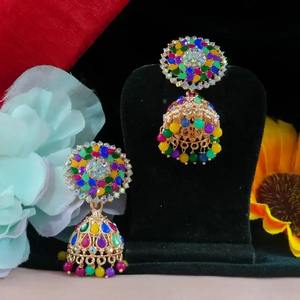 Jhumkas multicolores vibrantes con acentos de perlas Pendientes Indo occidentales ligeros con Kundans de colores Premium - Product Image 2