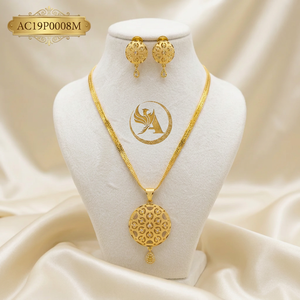 Elegante y Clásico Juego de Collar y Aretes con Colgante Redondo Chapado en Oro, Joyería de Diseño para Mujer - Product Image 1
