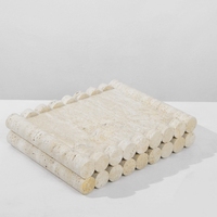 Plateau de rangement rectangulaire en pierre de travertin naturelle gravée style Wabi-Sabi de luxe Stonekocc, bord festonné