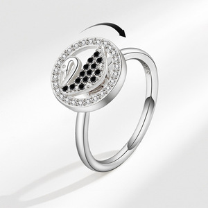 Anillos Ajustables Abiertos Giratorios de Cobre Bañado en Oro con Circonitas Blancas y Negras Micro Pavé, Joyería Antiestrés con Cisne Giratorio para Mujer - Product Image 1