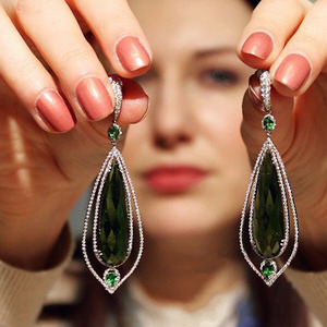 Orecchini Pendenti a Goccia Verde con Design Traforato per Donne, Gioielli Vintage alla Moda - Product Image 1