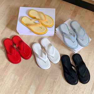 Sandales tendance pour femmes, chaussures d'extérieur sophistiquées, antidérapantes, minimalistes, confortables, à semelle épaisse, pour les vacances à la plage - Product Image 1