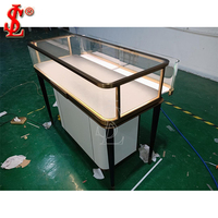 Table de présentation de bijoux en verre incurvé de luxe avec éclairage LED, armoire blanc laiteux, comptoir de vitrine de boutique en bronze