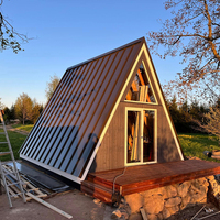 Bâtiments de luxe modernes en structure triangulaire en acier, maisons préfabriquées modulaires avec design intérieur meublé