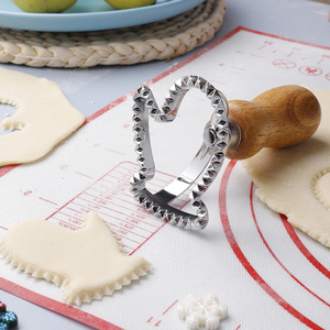Stampo per Ravioli e <span class=keywords><strong>Biscotti</strong></span> a Forma di Guanto Natalizio in Lega di Zinco con Manico in Legno di Gomma, Utensile da Cucina - Product Image 3
