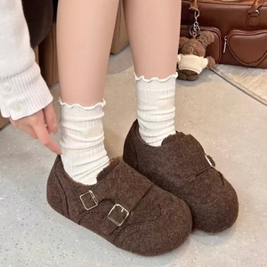 Mocasines de gamuza vintage con temática forestal para mujer, con doble botonadura, forrados con forro polar, acolchados y con suela antideslizante. - Product Image 3
