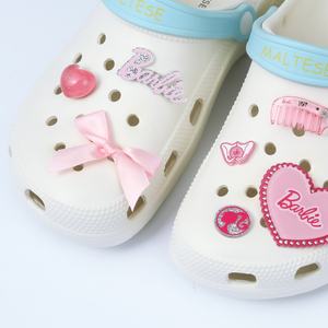 MINISO Série <span class=keywords><strong>Barbie</strong></span> Peigne rose miniature et accessoires pour chaussures ajourés avec décorations en forme de cœur et de nœud pour pantoufles - Product Image 2