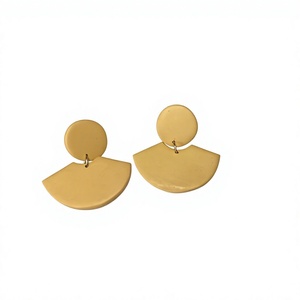 Boucles d'oreilles uniques en résine faites à la main pour femmes, bijoux artistiques en résine époxy aux couleurs vibrantes, boucles d'oreilles élégantes et tendance - Product Image 1