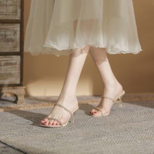 Sandalias de plataforma retro de alta calidad con tacones puntiagudos y delgados son zapatos de boda elegantes y a la moda. - Product Image 2