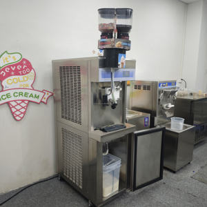 Machine à crème glacée molle pressurisée CE ETL Flavor Burst CC8 CrunchiCreme avec technologie Bottom-Up et armoire réfrigérée - Product Image 4