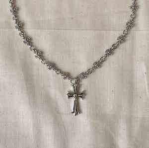 Collar con Cruz, Accesorio de Joyería para Mujer con un Toque de Lujo, Aleación para Otoño e Invierno, Cadena para Suéter. - Product Image 1