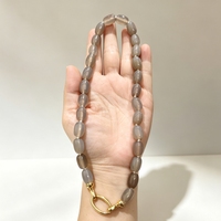 Collier ras du cou tendance de 17,5 pouces avec pierres naturelles de 10*14mm, perles d'agate blanches et grises, et fermoir plaqué or 18 carats