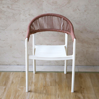 Chaise d'extérieur empilable en corde tressée pour bord de piscine, idéale pour villas, maisons d'hôtes, terrasses ensoleillées et zones repas