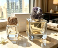 Vente en gros de flacons de parfum en verre rectangulaires de luxe personnalisés de 30 ml, 50 ml, 100 ml, avec vaporisateur à pompe, bouchon en pierre, boîte personnalisée