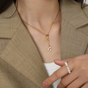 Collar Minimalista con Colgante de Trébol Blanco en Cadena Dorada, para Mujer, Uso Diario - Product Image 4