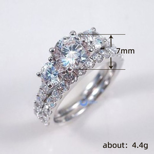 Anello con Fila di Zirconi Rotondi per Donne, Gioiello da Dito Elegante e Scintillante in Stile Vintage - Product Image 5
