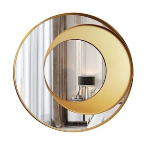 Miroir mural circulaire Cy, cadre en métal plaqué or, motif scénique, design minimaliste, fait main, style Mid-Century Modern, avec sonnerie horaire pour la maison - Product Image 1