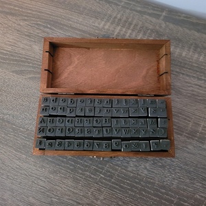 70 peças de madeira mini selos de alfabeto pintados letras de madeira para decoração modelo pintura - Product Image 3