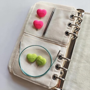Étui de rangement pour aiguilles à tricoter circulaires fixes en tissu Lotus Yarns avec pages à feuilles mobiles, style écologique avec boutons, outils de tricot - Product Image 6