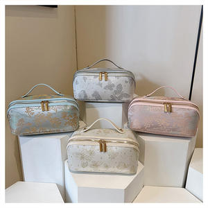 กระเป๋าเครื่องสำอางผ้าไหมปักลายผีเสื้อสไตล์จีน รูปทรงหมอน ดีไซน์หรูหราสำหรับสุภาพสตรี ใช้สำหรับจัดเก็บเครื่องสำอางและอุปกรณ์อาบน้ำสำหรับการเดินทาง - Product Image 2