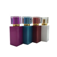 Flacons de parfum en verre coloré personnalisés avec bouchon à vis, logo sérigraphié, forme rectangulaire, fond carré, diffuseur à roseaux